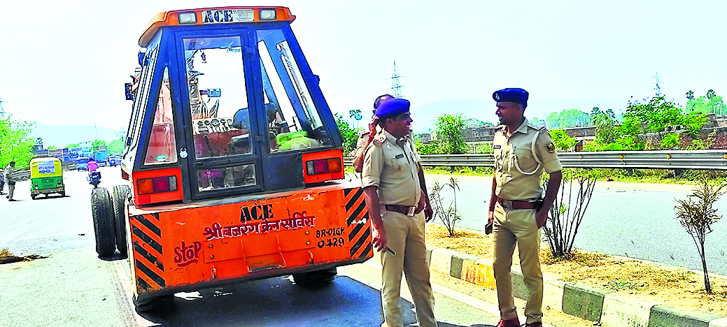 सड़क पार कर रही महिला की क्रेन की चपेट में आने से मौत