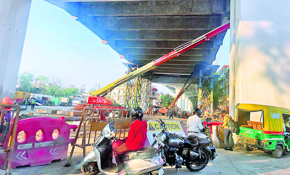 Ranchi News : सिरमटोली फ्लाइओवर में अंतिम चरण का काम, रोड ब्लॉक किया