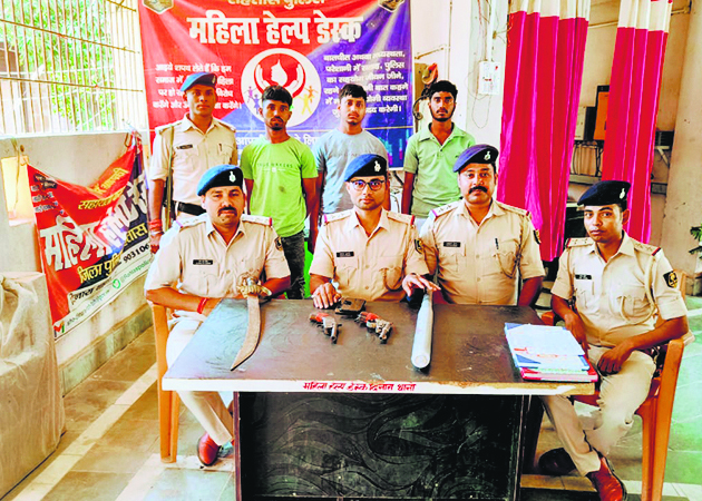 Sasaram news. हथियार व चोरी की बाइक के साथ तीन गिरफ्तार