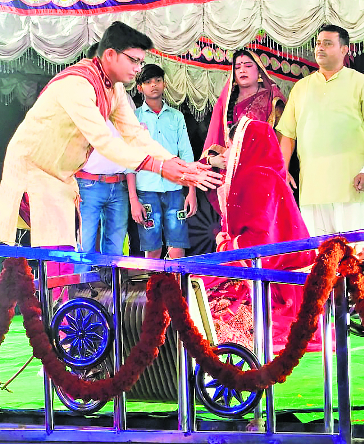 seraikela kharsawan news: ओड़िया नाटकों से सांस्कृतिक विरासत को संजो रहे कलाकार