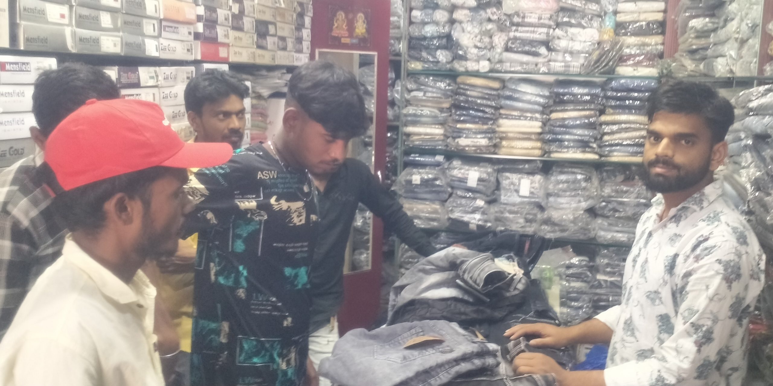 Giridih News: सज गया ईद का बाजार, दुकानों में उमड़ रही भीड़