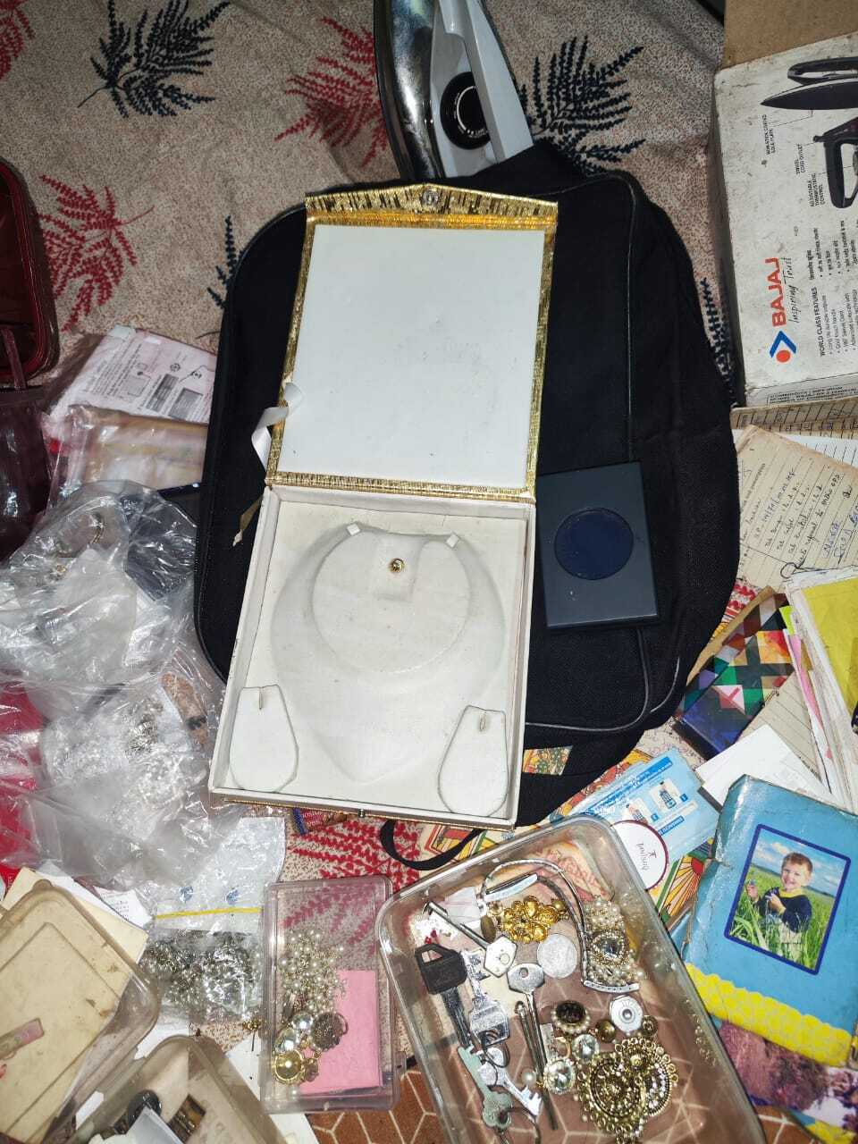 Dhanbad News : फूसबंगला में बंद आवास का ताला तोड़ कर नगदी व छह लाख के जेवरात की चोरी