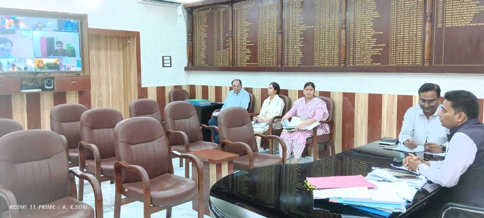 दो प्रखंडों के लापरवाह राजस्व अधिकारी, अमीन व कर्मचारियों का जिलाधिकारी ने रोका वेतन