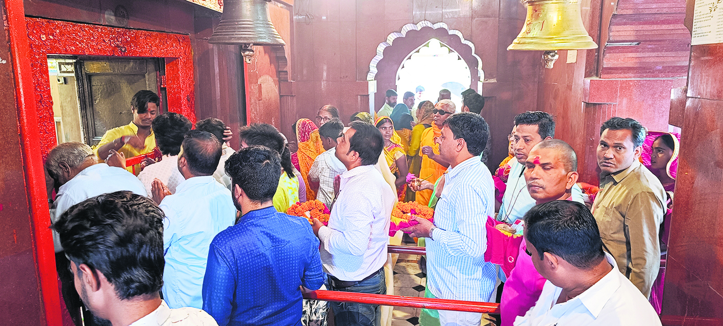 Chhapra News : नवरात्र के पहले दिन अंबिका भवानी मंदिर में लगी भक्तों की भीड़, मांगी समृद्धि व खुशहाली की मन्नत