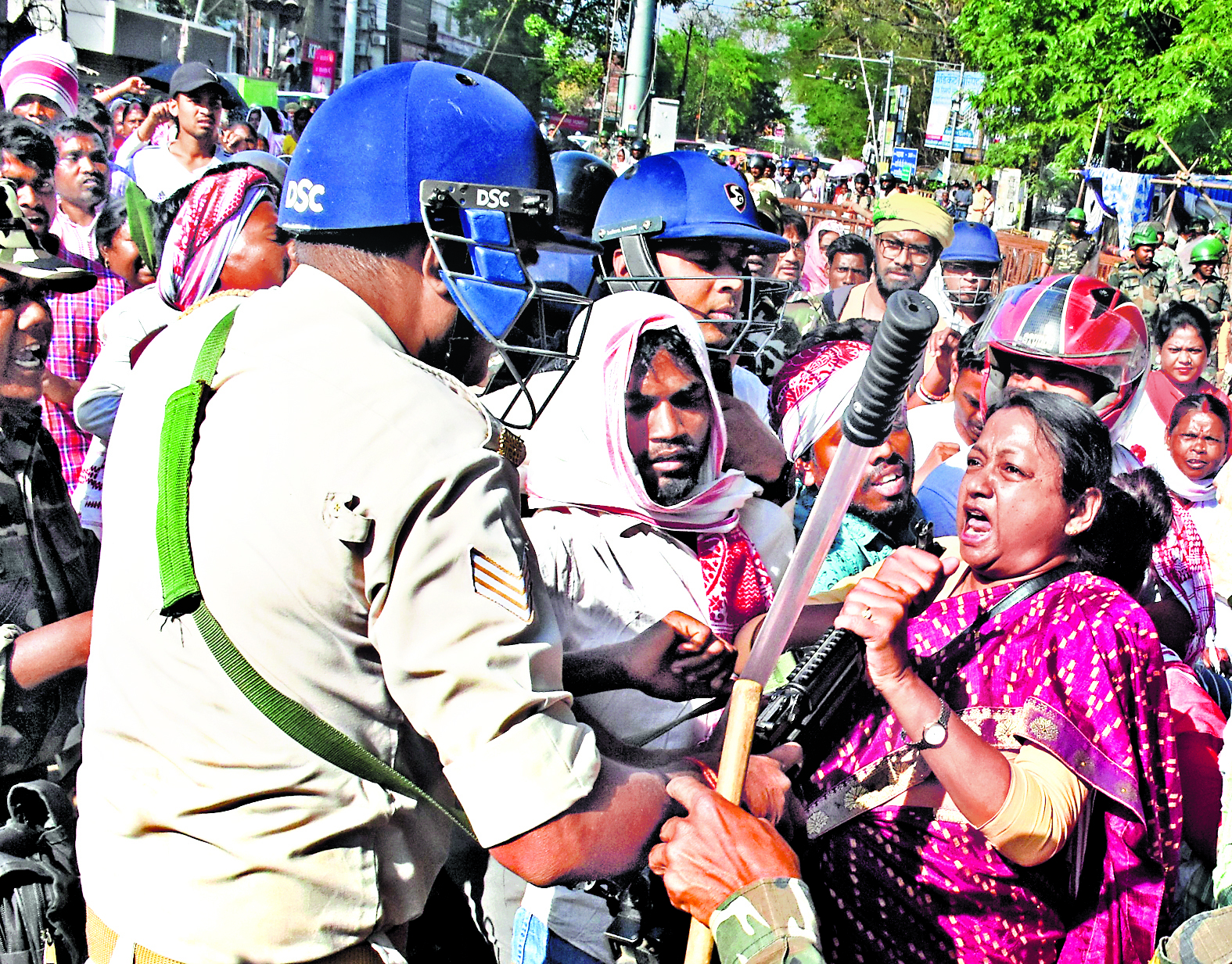 Ranchi News : रैंप हटाने की मांग पर जुटे आदिवासी, बैरिकेडिंग तोड़ी, पुलिस कर्मियों से भिड़े