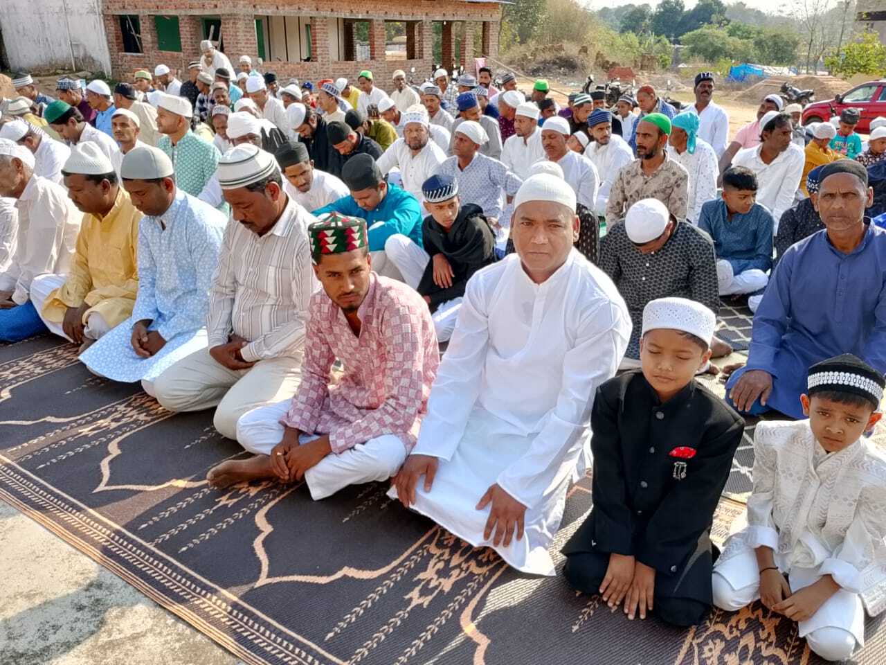 नमाज में लोगों ने अमन-चैन की दुआयें मांगी
