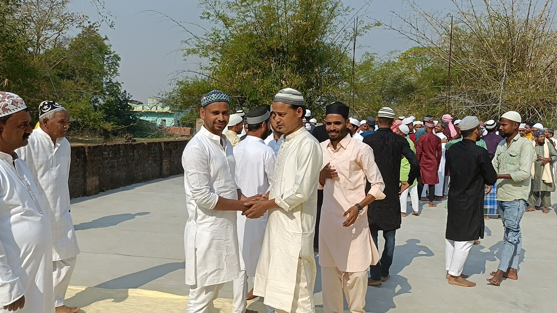 जिले भर में कड़ी सुरक्षा के बीच शांति और सौहार्द से मनी ईद, एक दूसरे को दी मुबारकबाद