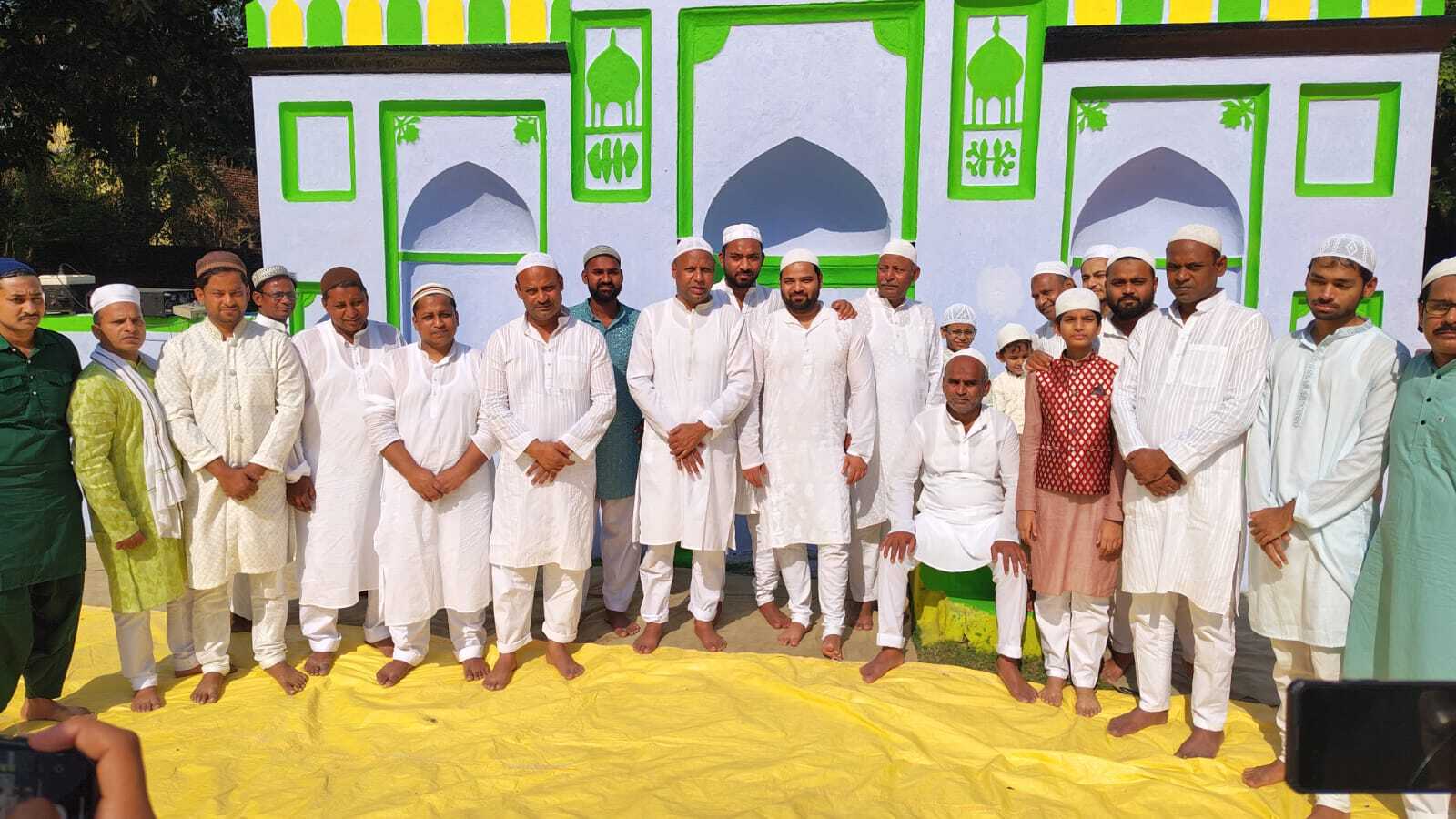 ईद पर एक-दूसरे के गले मिले लोग, बधाइयों व दावत का चला दौर