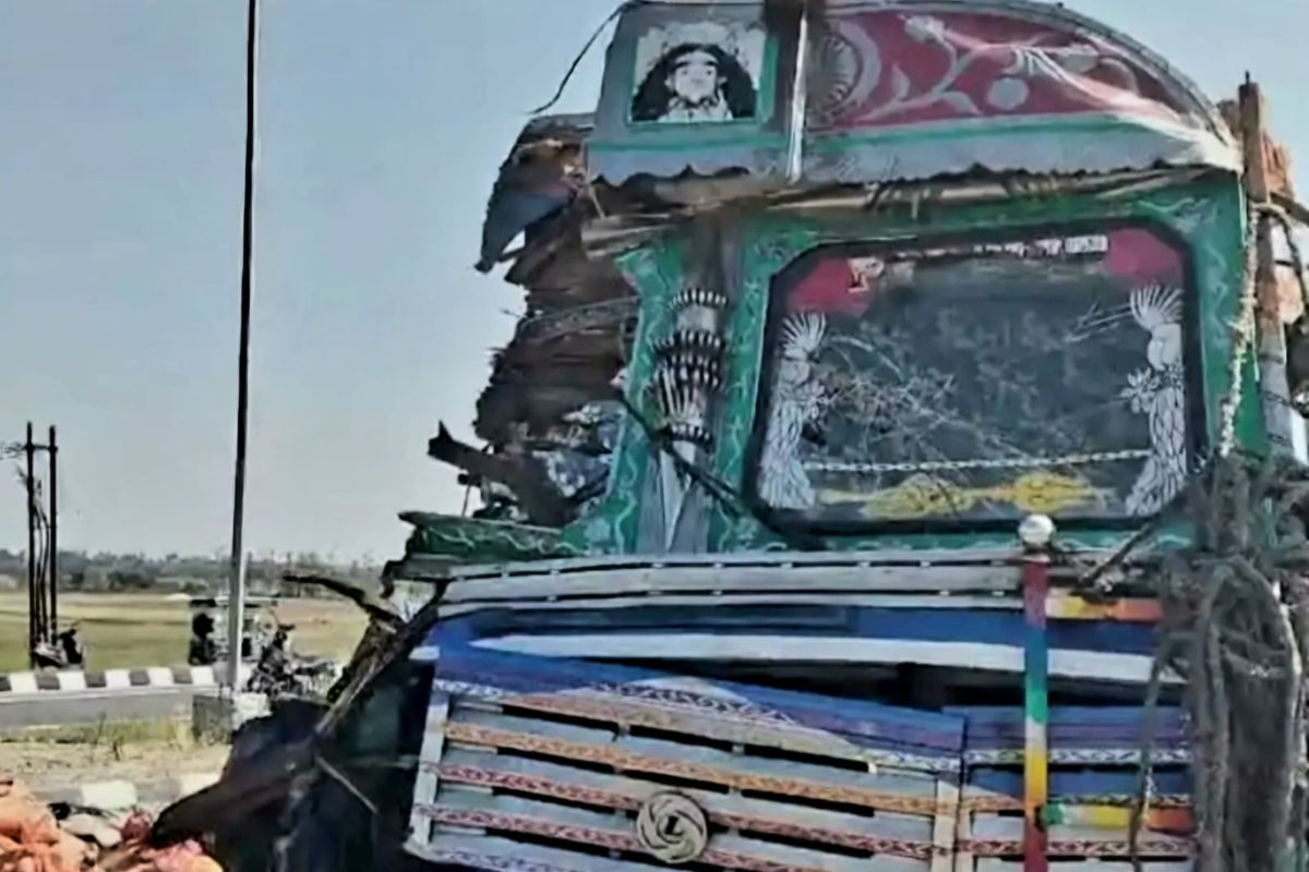 पटना में तेज रफ्तार ट्रक ने खड़ी हाइवा में मारी टक्कर, भीषण सड़क हादसे में ड्राइवर की मौके पर मौत