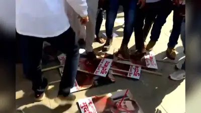 Aurangzeb Row: अबू आजमी के पोस्टर पर खूब पड़े लात-जूते, महाराष्ट्र में नहीं थम रहा औरंगजेब विवाद
