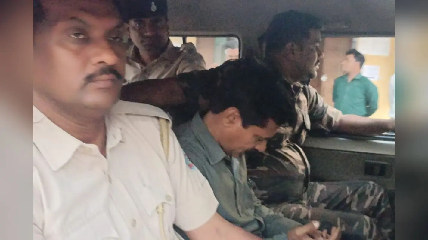 ACB Trap: बोकारो से राजस्व कर्मचारी 20 हजार रिश्वत लेते अरेस्ट, धनबाद एसीबी ने ऐसे दबोचा