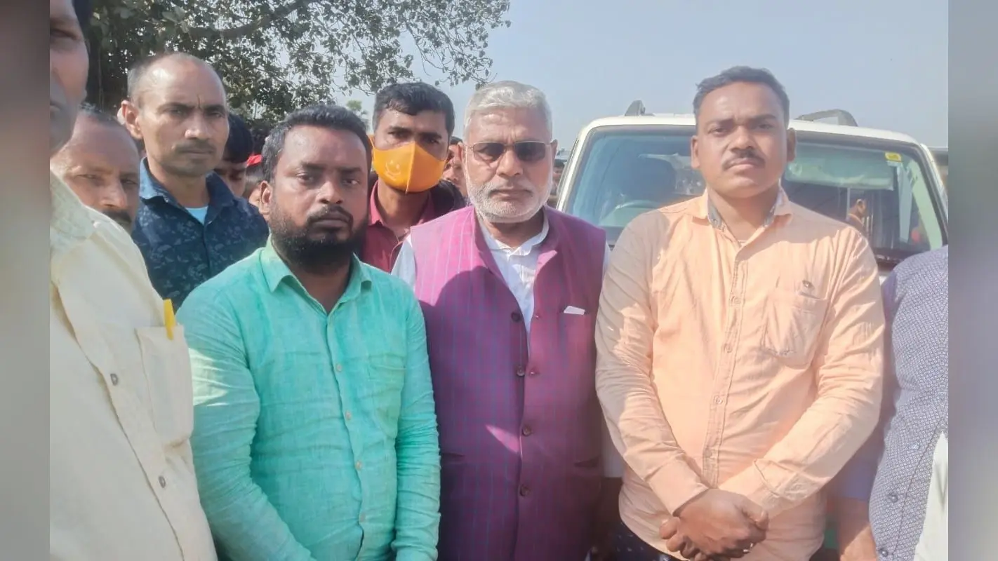 Aurangbad News: कब्र से निकाल कर किया गया पूर्व मुखिया के पिता का अंतिम संस्कार, अब होगी आगे की कार्रवाई