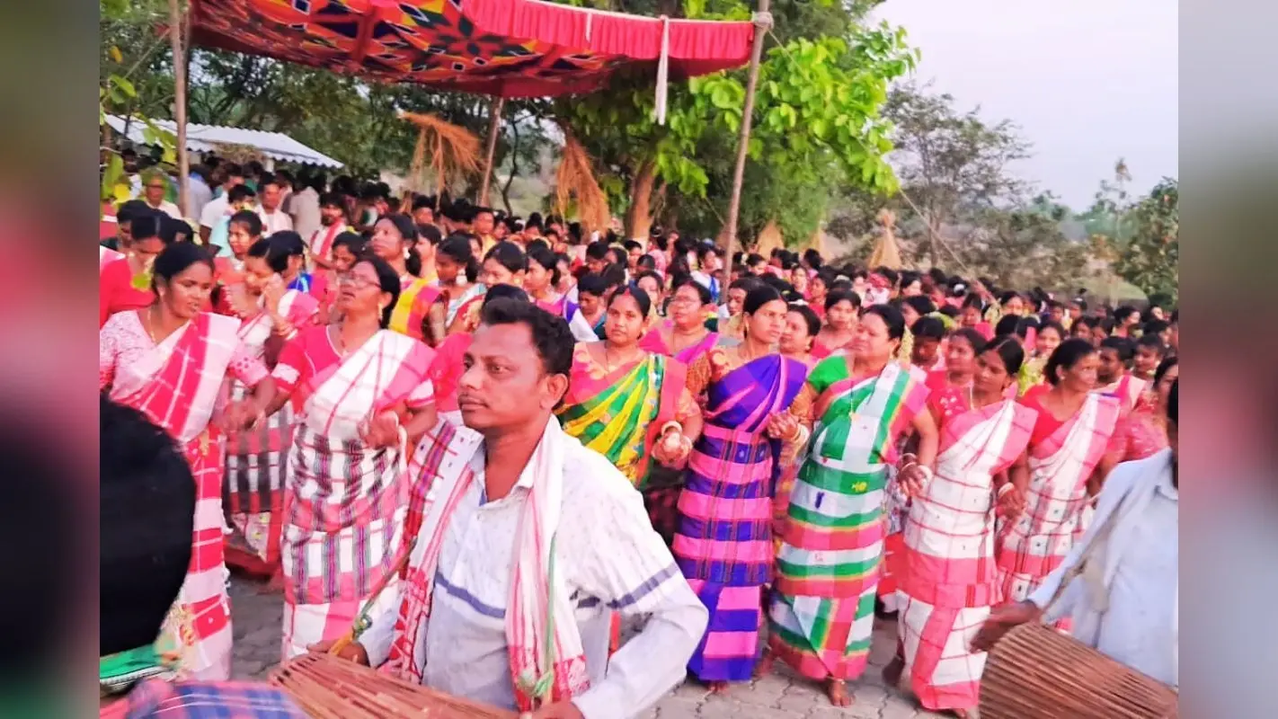हलुदबनी में हर्षोल्लास से मना आनंद और उल्लास का प्रतीक बाहा पर्व
