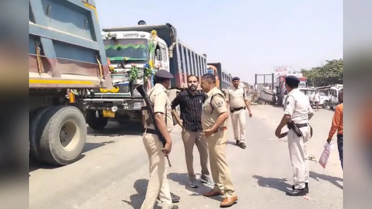 Bihar: होमगार्ड अभ्यर्थियों को पुलिस ने जड़ा थप्पड़, छात्रों ने बुलडोजर और ट्रक पर चढ़कर किया प्रदर्शन, लाठीचार्ज