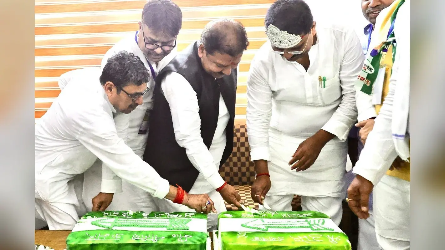 पटना : सीएम नीतीश के बर्थडे पर किसी ने चढ़ाया 75 किलो का लड्डू तो किसी ने काटा केक