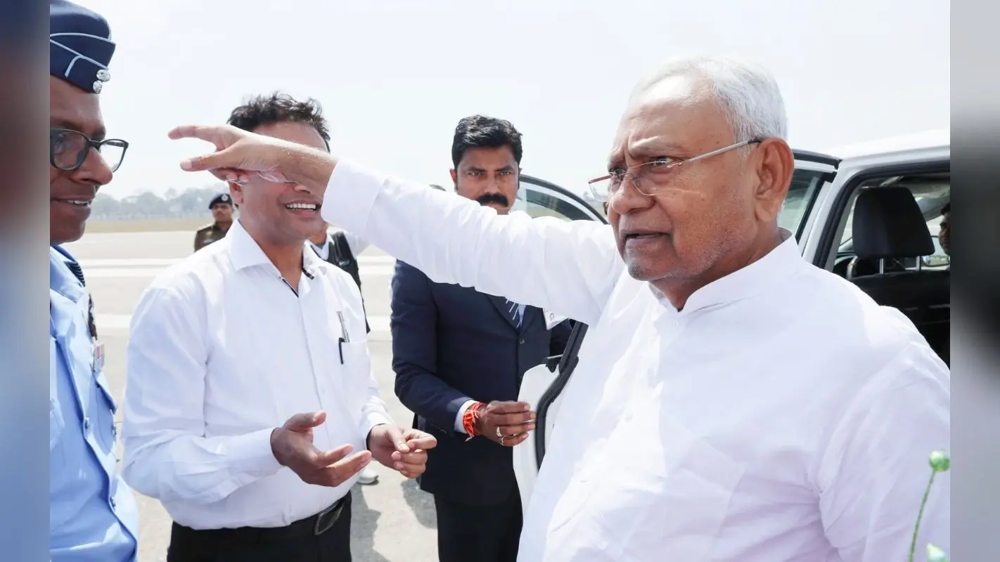 Bihar: होली से ठीक पहले दो एयरपोर्ट पहुंचे सीएम नीतीश, अधिकारियों से बोले- जल्द पूरा हो निर्माण कार्य