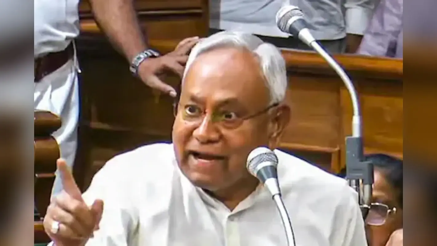 बिहार विधानसभा में मोबाइल यूज करने पर भड़के सीएम नीतीश, स्पीकर से की कार्रवाई की मांग