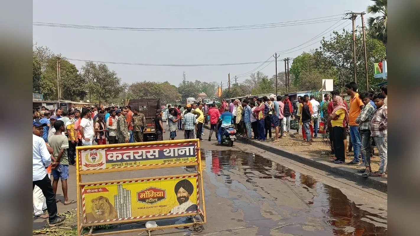 ट्रेलर की चपेट में आने से सांसद ढुलू महतो और विधायक शत्रुघ्न महतो के यूनियन वर्कर की मौत