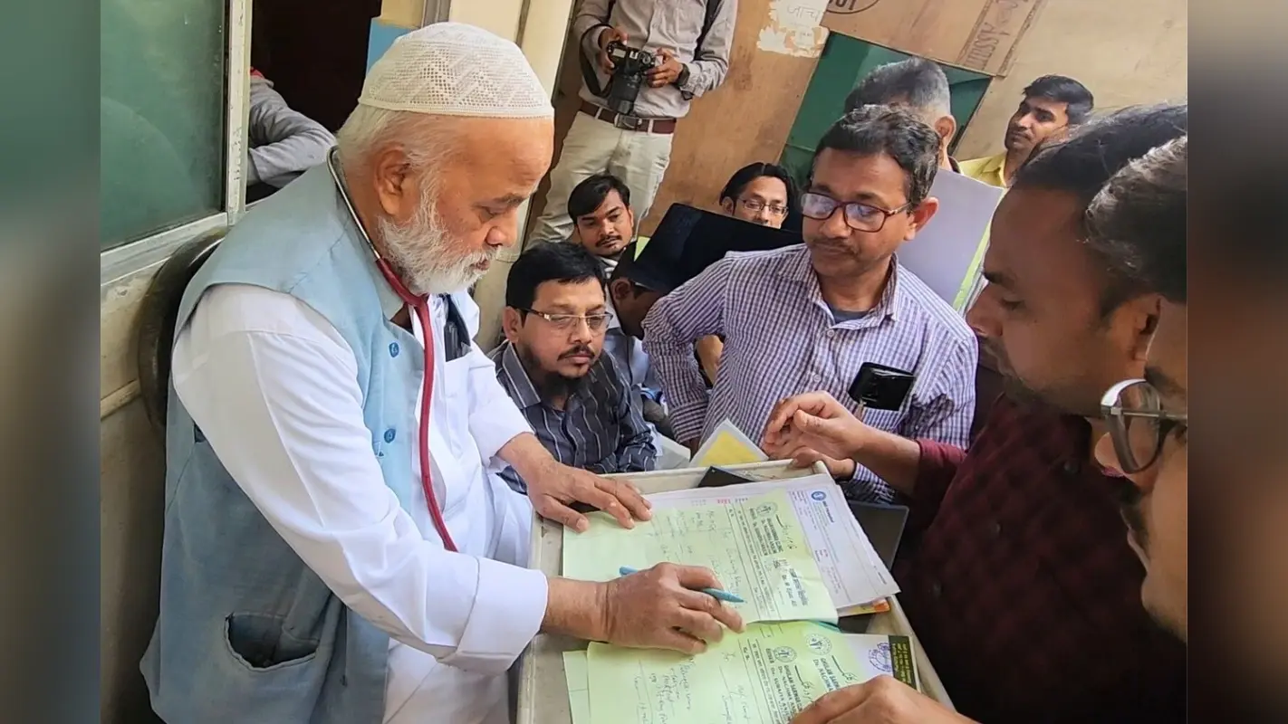 Good Story: मरीजों के बीच मसीहा बनने की प्रेरक कहानी, मां की इच्छा पर 10 रुपये की फीस लेकर Dr Ejaz Ali कर रहे हैं इलाज..