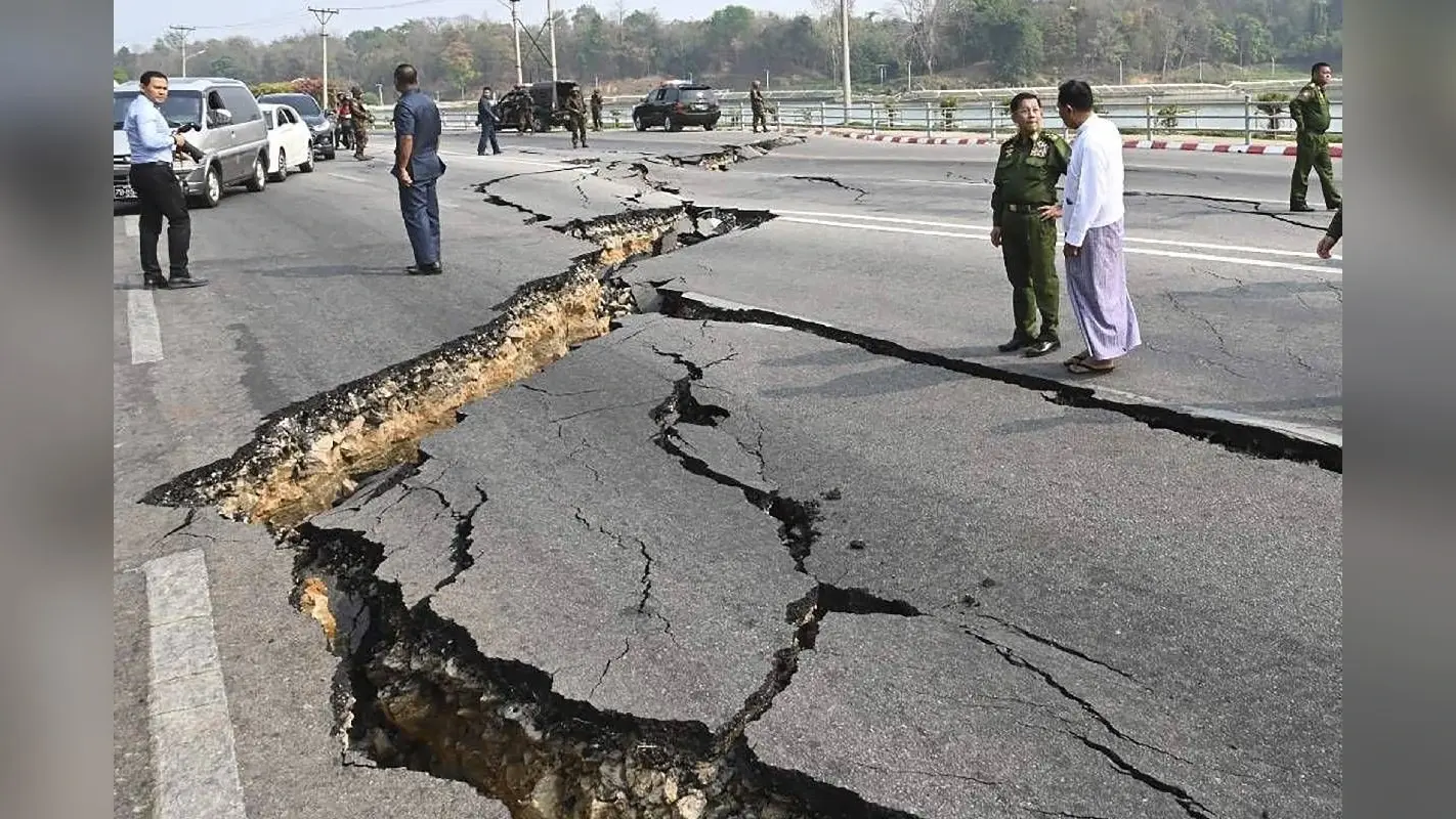 Earthquake Video : भूकंप से फट गई धरती! भयावह वीडियो आया सामने, म्यांमार में मची तबाही