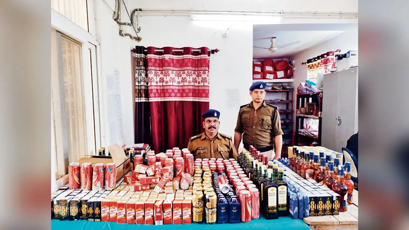 Buxar News: तस्करी के लिए ट्रेन से ले जायी जा रही 177 लीटर शराब जब्त