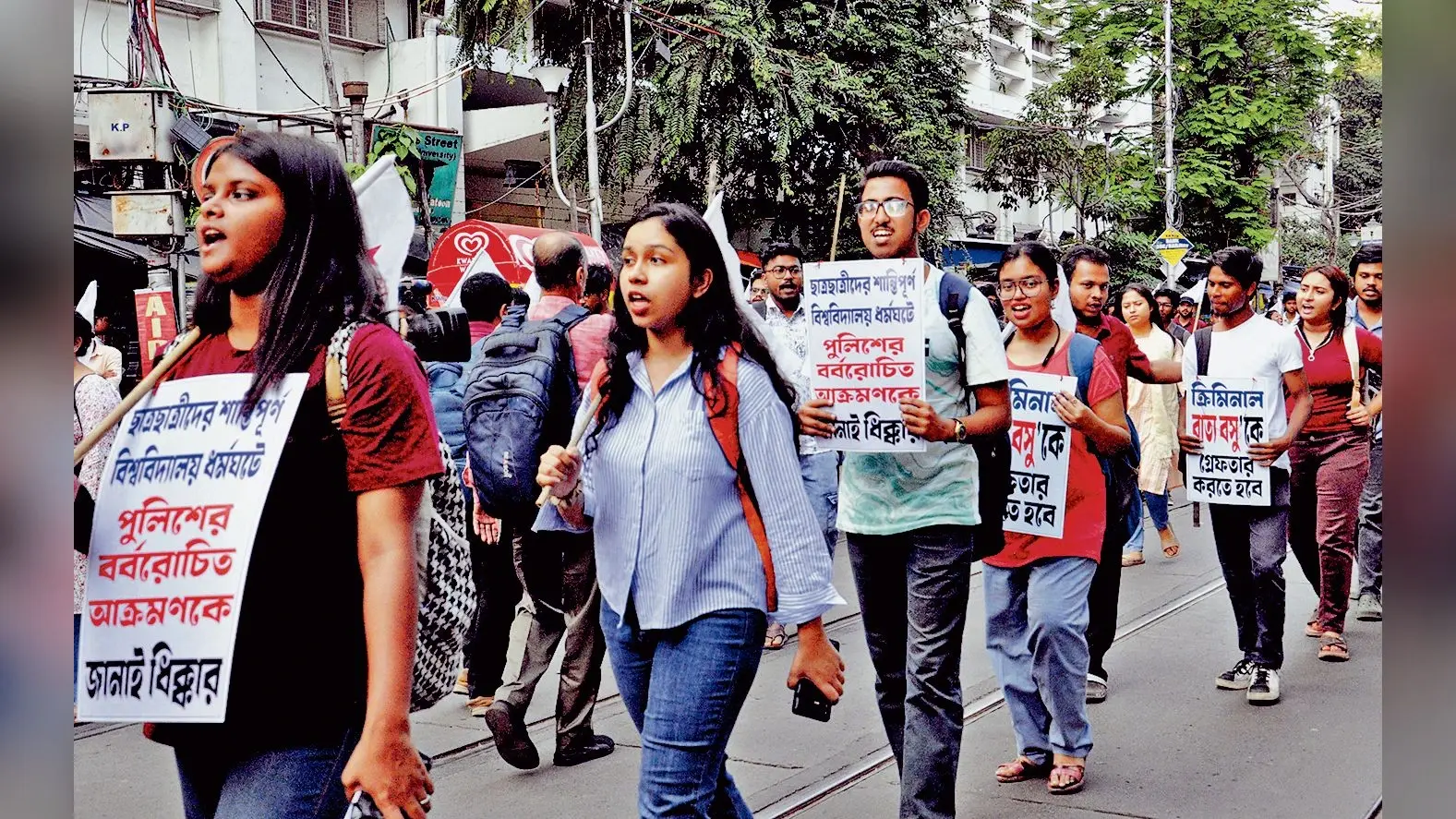 ब्रात्य ने घायल छात्र के प��ता को फोन कर घटना पर जताया खेद
