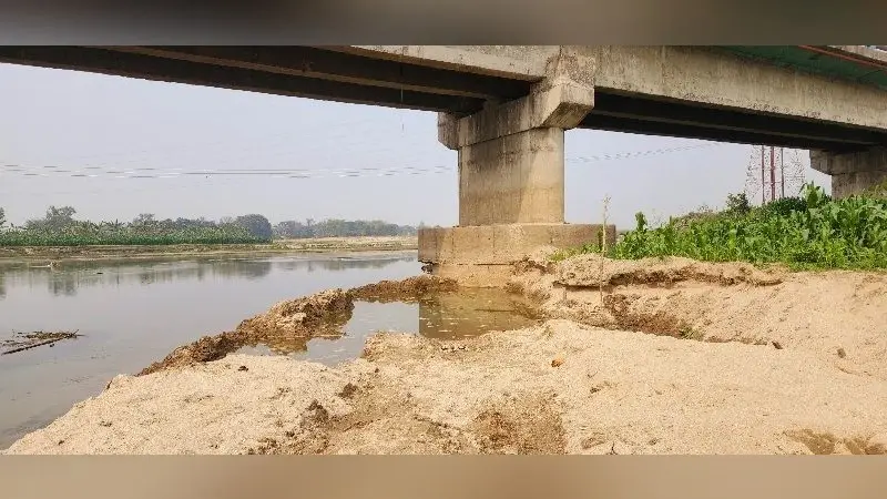 पवना पुल के नीचे बालू का अवैध खनन जारी, पुल को उत्पन्न हो रहा खतरा,खनन विभाग मौन