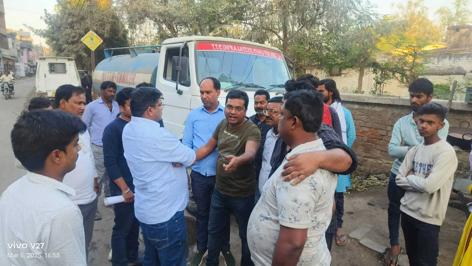Bhagalpur news बिना पानी छिड़काव के जा रहे टैंकर को रोका, हंगामा