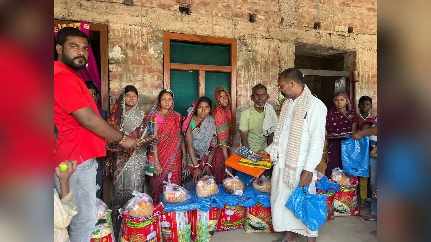 बैरिया गांव में नौ घर जलकर राख, विधायक ने बांटी राहत