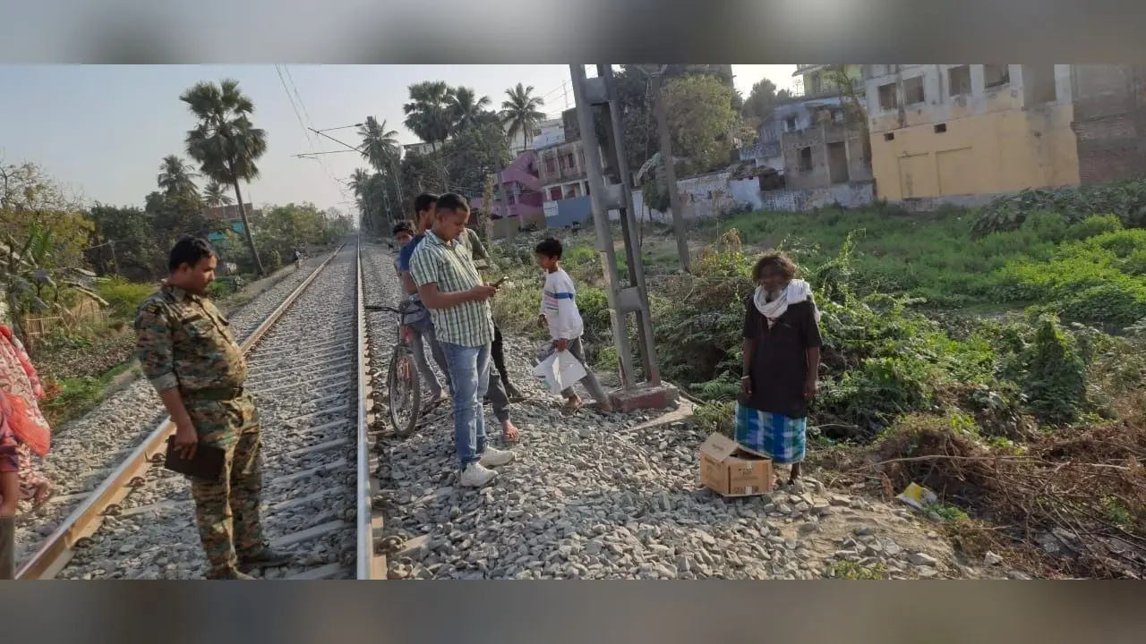 कार्टून में बंद एक मृत नवजात का शव बरामद