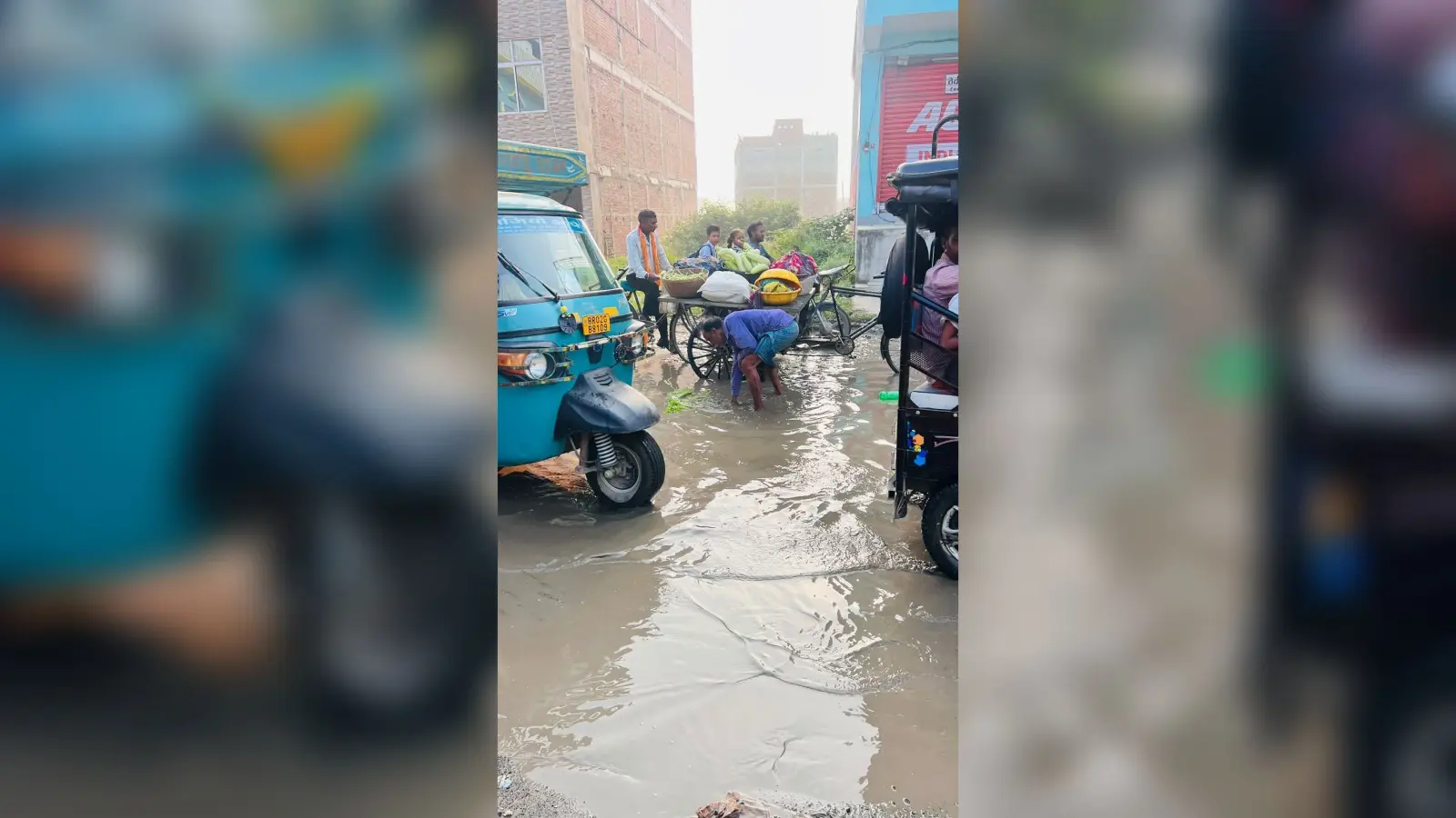 सड़क कीचड़ में तब्दील, हर रोज गड्ढों से हो रहे हादसे