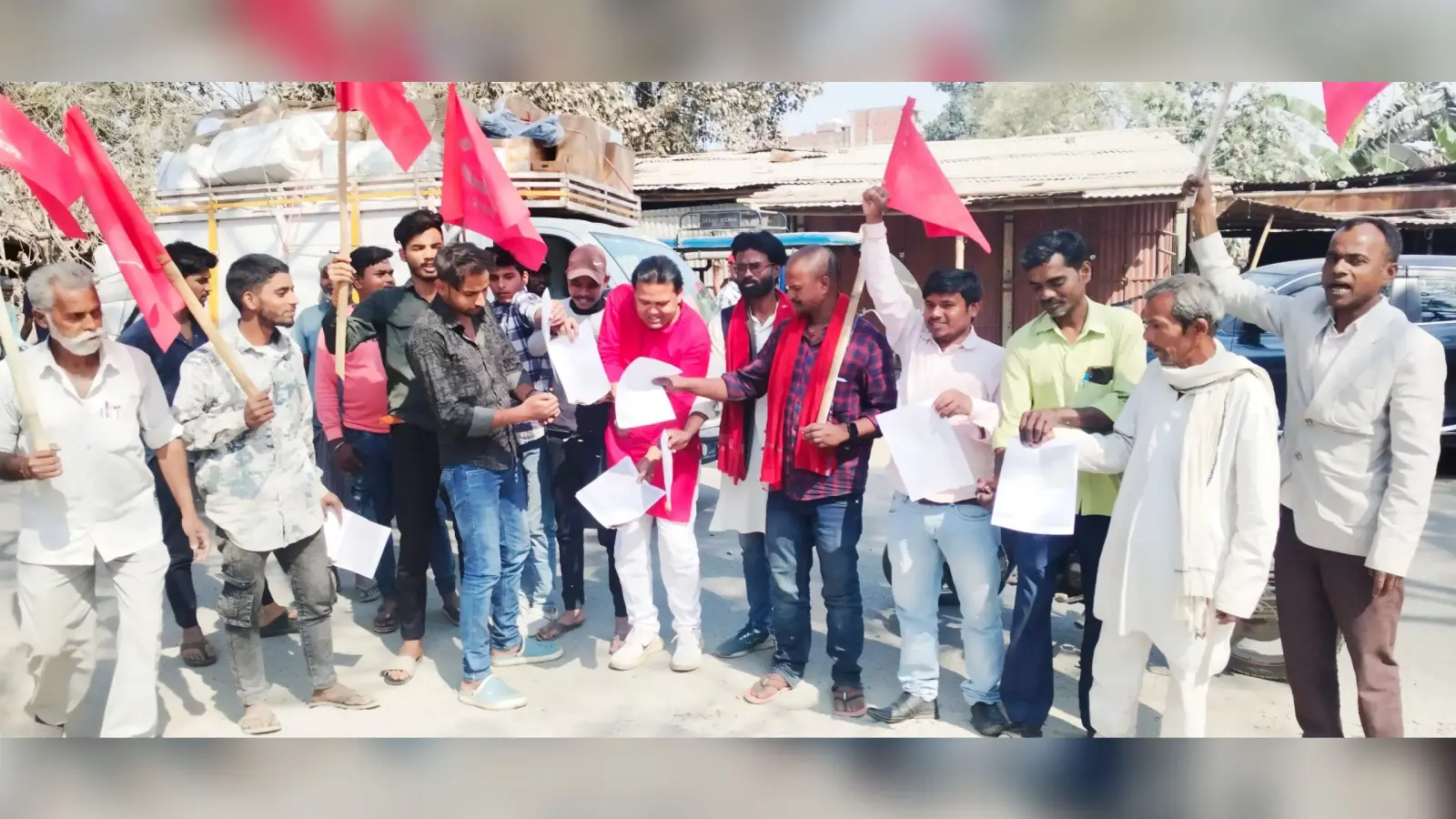 बिहार सरकार के बजट के खिलाफ माले ने बजट की प्रति का किया दहन