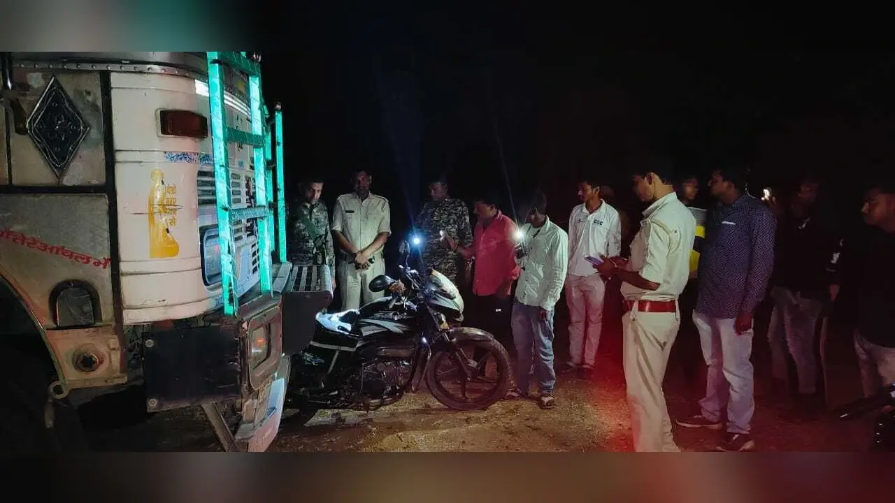 तेज रफ्तार ट्रक के धक्के से बाइक सवार जख्मी, रांची ले जाते समय रास्ते में तोड़ा दम