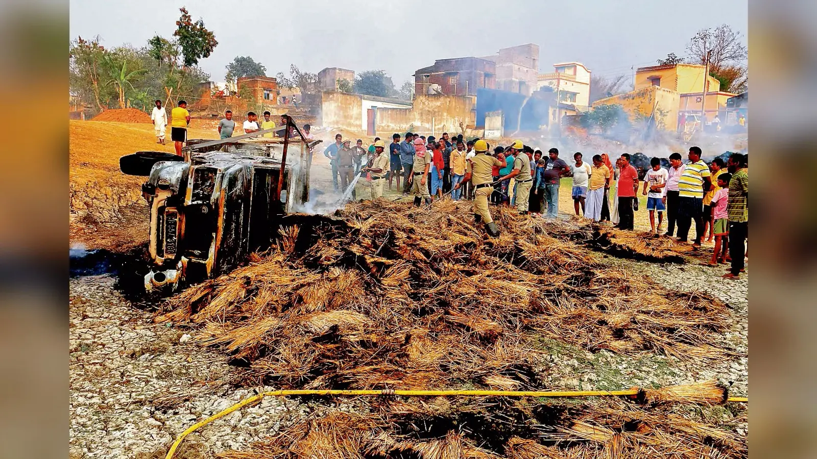 पुआल लदे पिकअप वैन में लगी आग, मची अफरा-तफरी