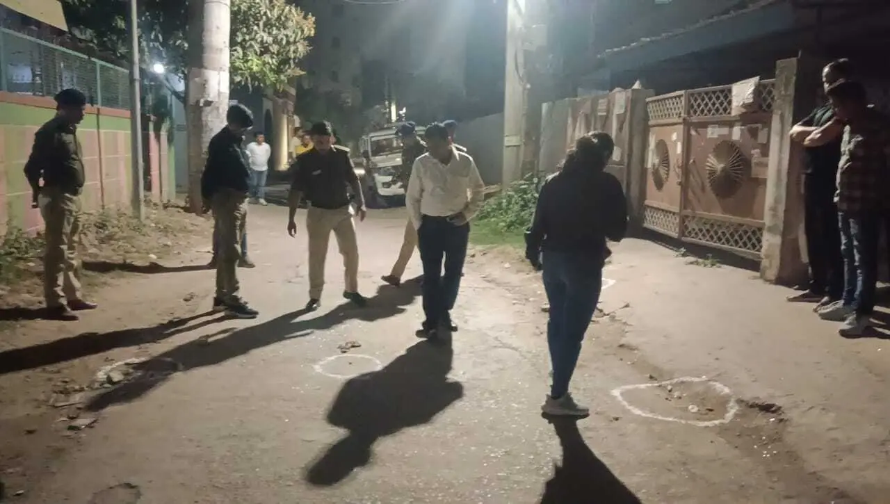 ऑनलाइन परीक्षा सेंटर संचालक काे चलती कार में मारी गाेली, हालत गंभीर