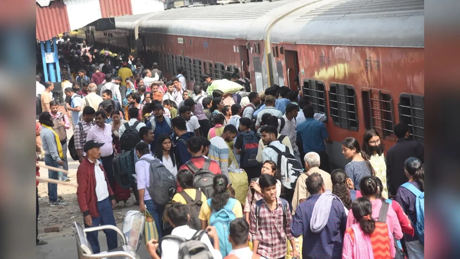 Patna News : होली में भीड़ और ट्रेनों के लेट होने से यात्रियों का हाल बेहाल