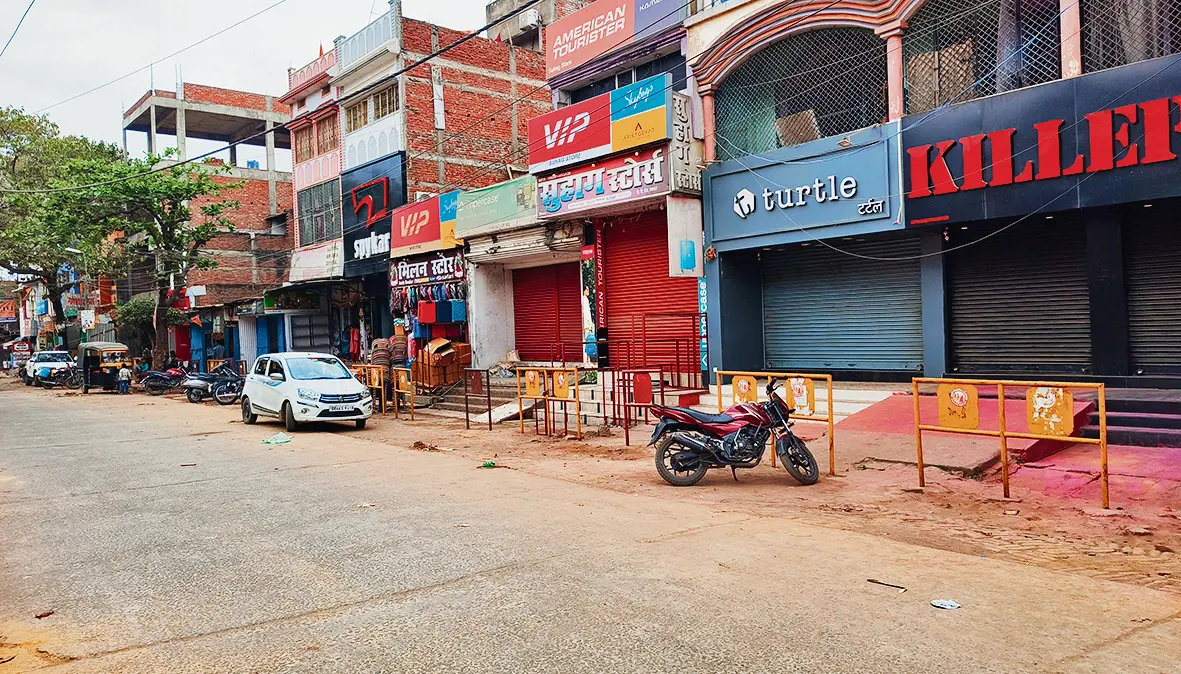 Buxar News: पूरे दिन सूनसान रहीं सड़कें, बाजार में बंद रहीं ज्यादातर दुकानें