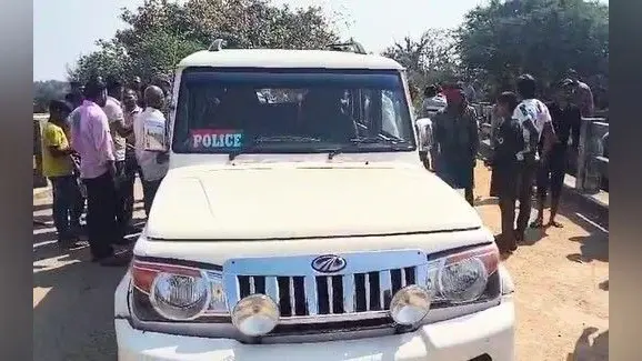 आबकारी विभाग के सरकारी वाहन पर लदा नकली विदेशी शराब जब्त
