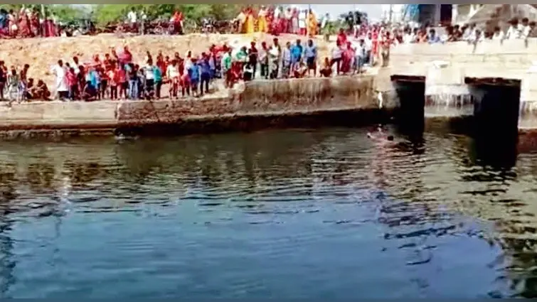डीवीसी नहर में कूदकर महिला ने की आत्महत्या, पुलिस ने शव बरामद किया