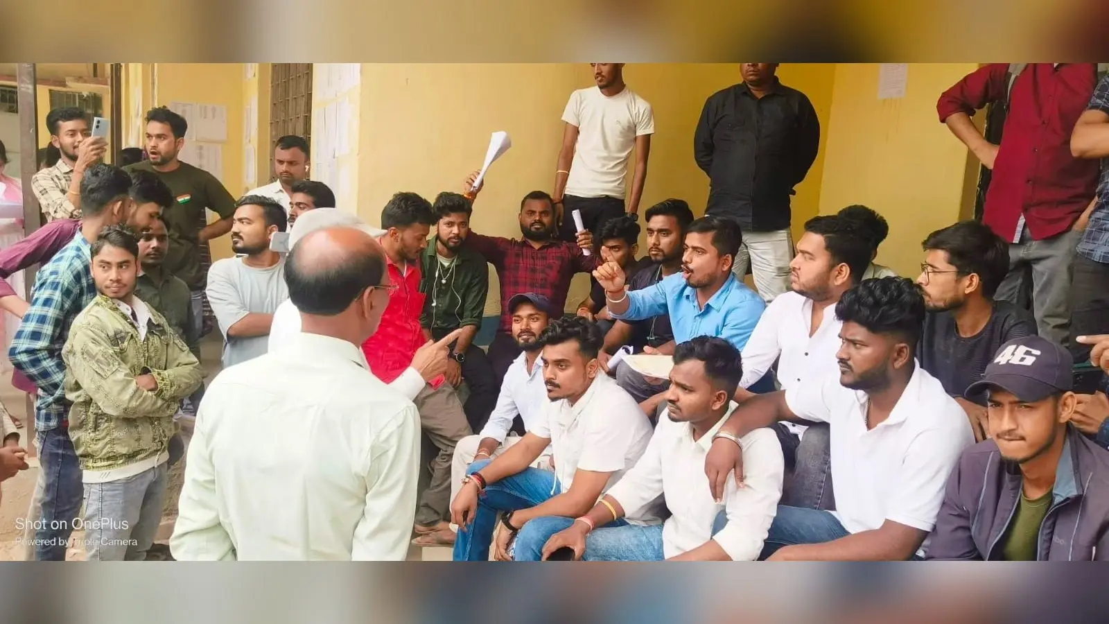 छात्रों के मसले पर विवि परीक्षा विभाग के समक्ष दिया धरना