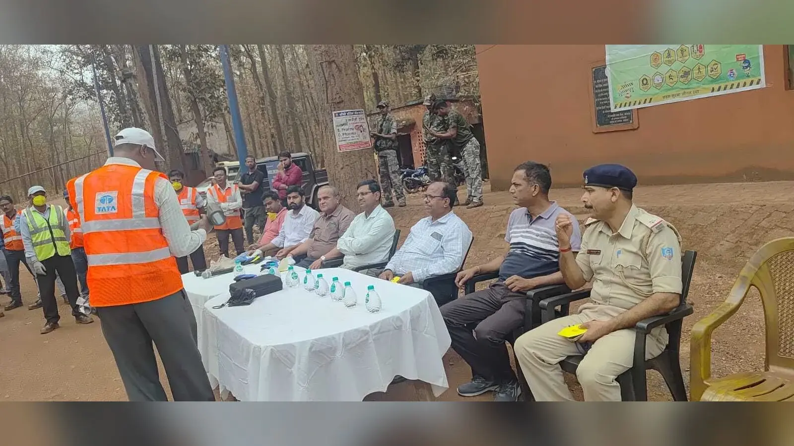 Chaibasa News : वन को आग से बचाएं, पेड़ों को न काटें : परमानंद