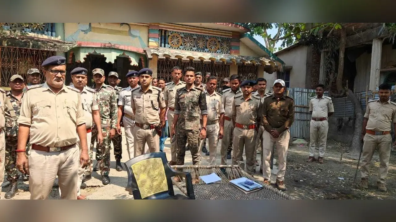 कोढ़ा पुलिस ने तीन आरोपितों के घर की कुर्की जब्ती की कार्रवाई