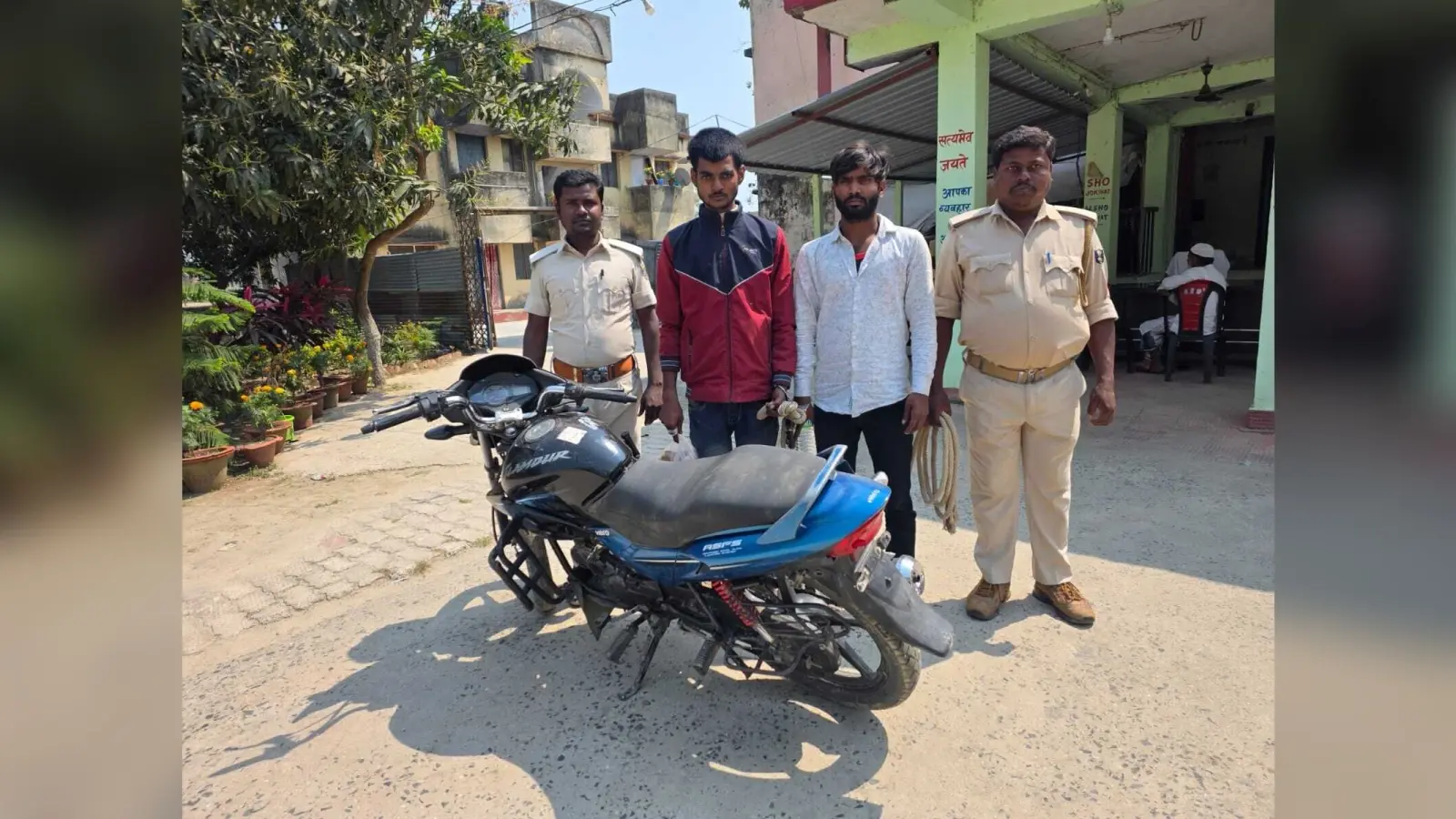 चोरी की बाइक के साथ दो आरोपित गिरफ्तार