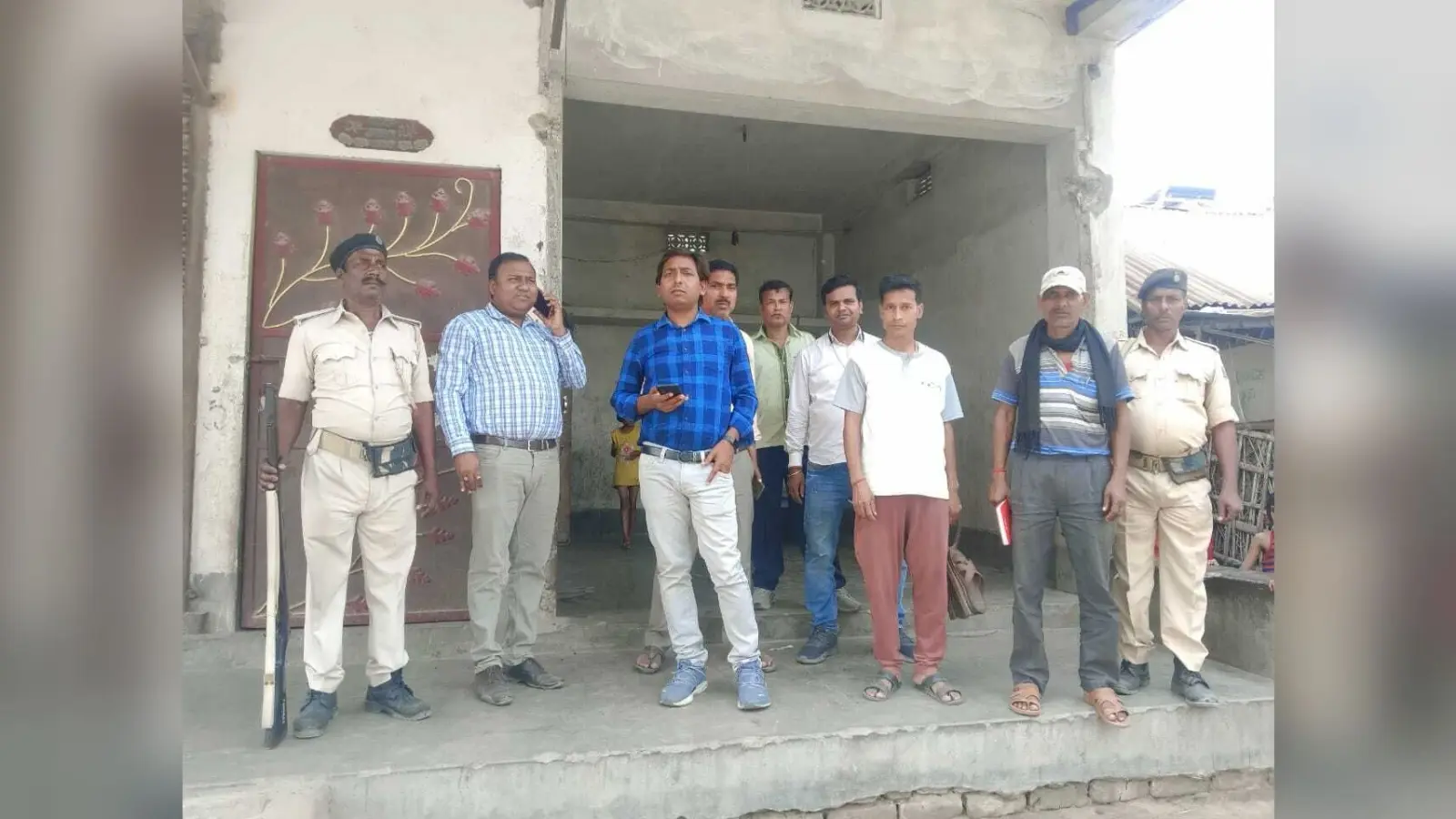 दो दर्जन उपभोक्ताओं का काटा गया कनेक्शन