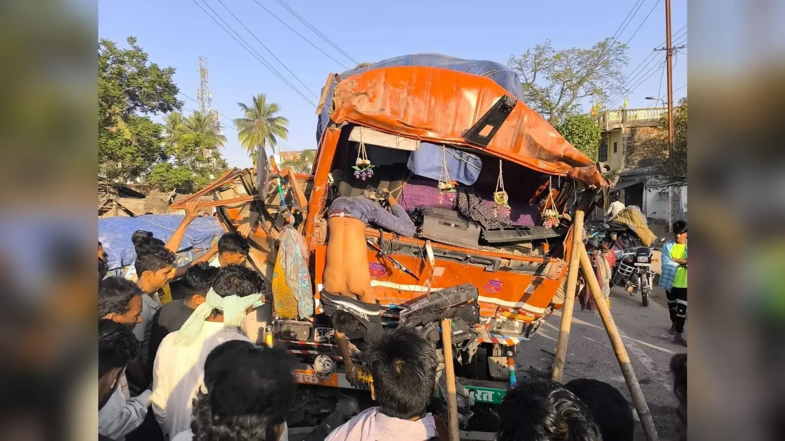 बैरियर में खड़ी ट्रक को पीछे से तेज रफ्तार ट्रक ने मारी टक्कर