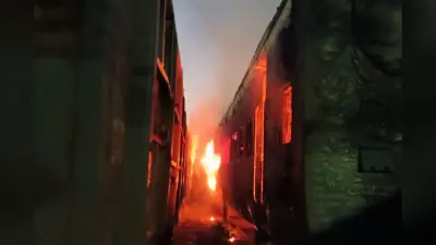 Indian Railways News: धनबाद के गोमो में टला बड़ा हादसा, खाली रैक में लगी आग, एक बोगी जलकर खाक