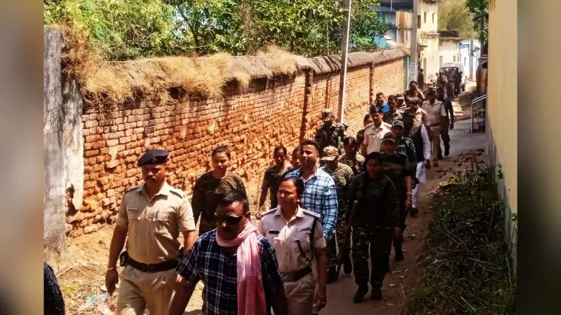 Video: होली के दिन धनबाद में माहौल बिगाड़ने की कोशिश, इन इलाकों में लगी निषेधाज्ञा, पुलिस ने किया फ्लैग मार्च