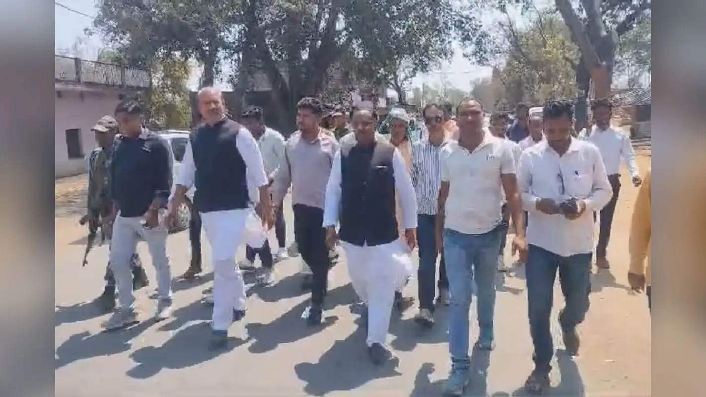 पलामू में सड़क पर उतरे पूर्व मंत्री केएन त्रिपाठी, बंद कराया फोरलेन निर्माण कार्य, देखें Video