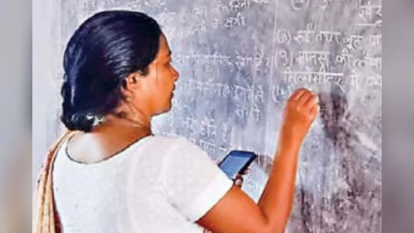 वार्षिक परीक्षा में जुगाड़ : बिना प्रश्न पत्र और उत्तर पुस्तिका के इम्तिहान दे रहे हैं बच्चे
