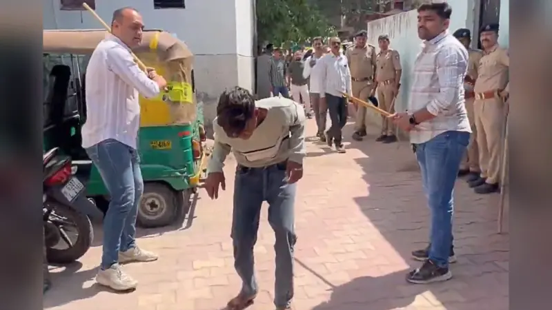 गाड़ी तोड़ने वालों को पुलिस ने तोड़ा, लाठी से मारते-मारते निकाल दी सारी दबंगई, Video